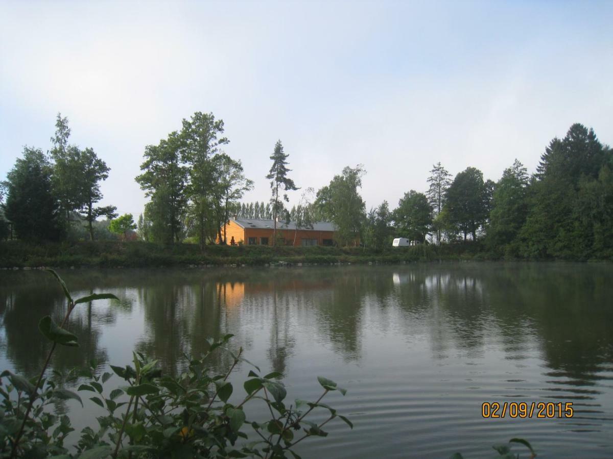 Florennes Gite Neuf 150 M2 Devant Un Grand Lac Prive De 2 Hectares Poissonneux Au Milieu Des Bois Vila Exterior foto