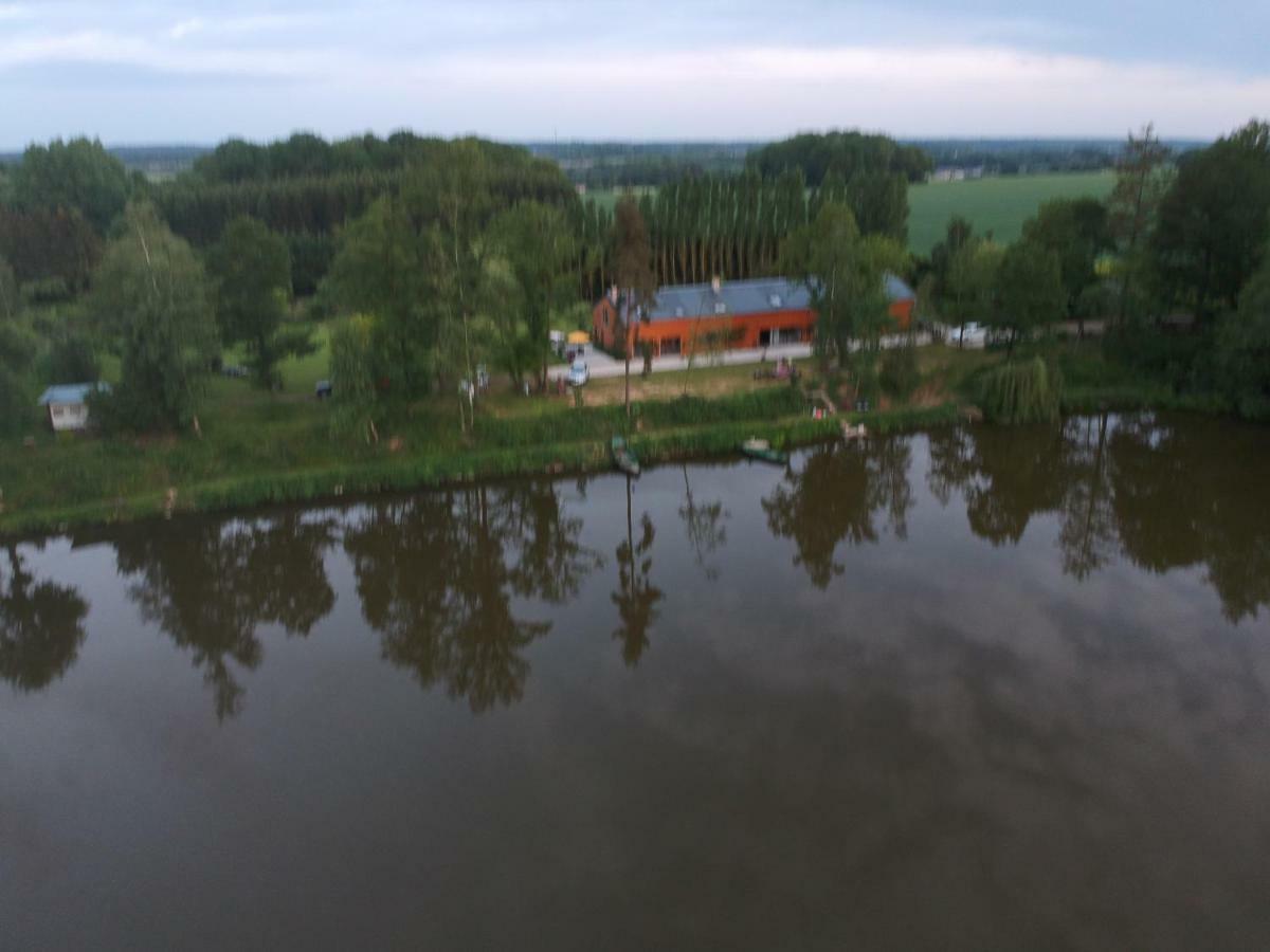 Florennes Gite Neuf 150 M2 Devant Un Grand Lac Prive De 2 Hectares Poissonneux Au Milieu Des Bois Vila Exterior foto