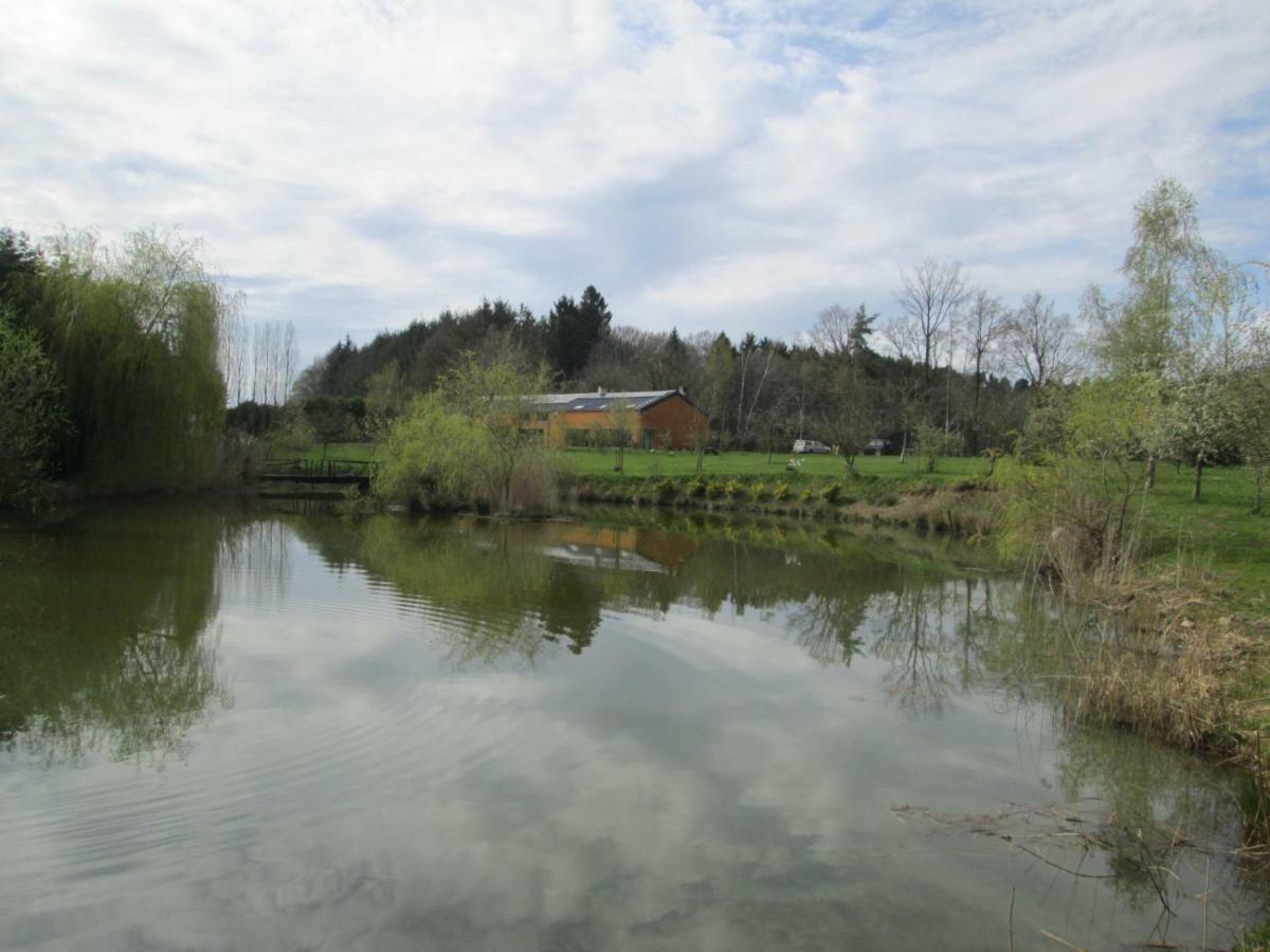 Florennes Gite Neuf 150 M2 Devant Un Grand Lac Prive De 2 Hectares Poissonneux Au Milieu Des Bois Vila Exterior foto