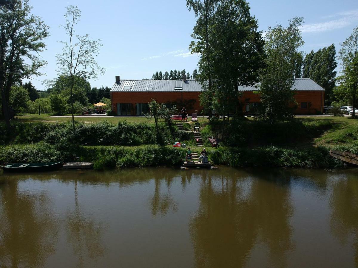 Florennes Gite Neuf 150 M2 Devant Un Grand Lac Prive De 2 Hectares Poissonneux Au Milieu Des Bois Vila Exterior foto