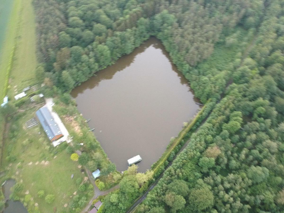 Florennes Gite Neuf 150 M2 Devant Un Grand Lac Prive De 2 Hectares Poissonneux Au Milieu Des Bois Vila Exterior foto