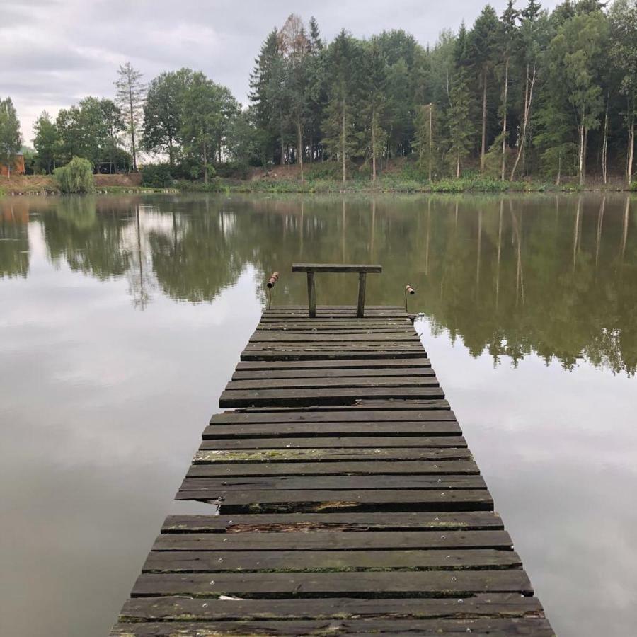 Florennes Gite Neuf 150 M2 Devant Un Grand Lac Prive De 2 Hectares Poissonneux Au Milieu Des Bois Vila Exterior foto